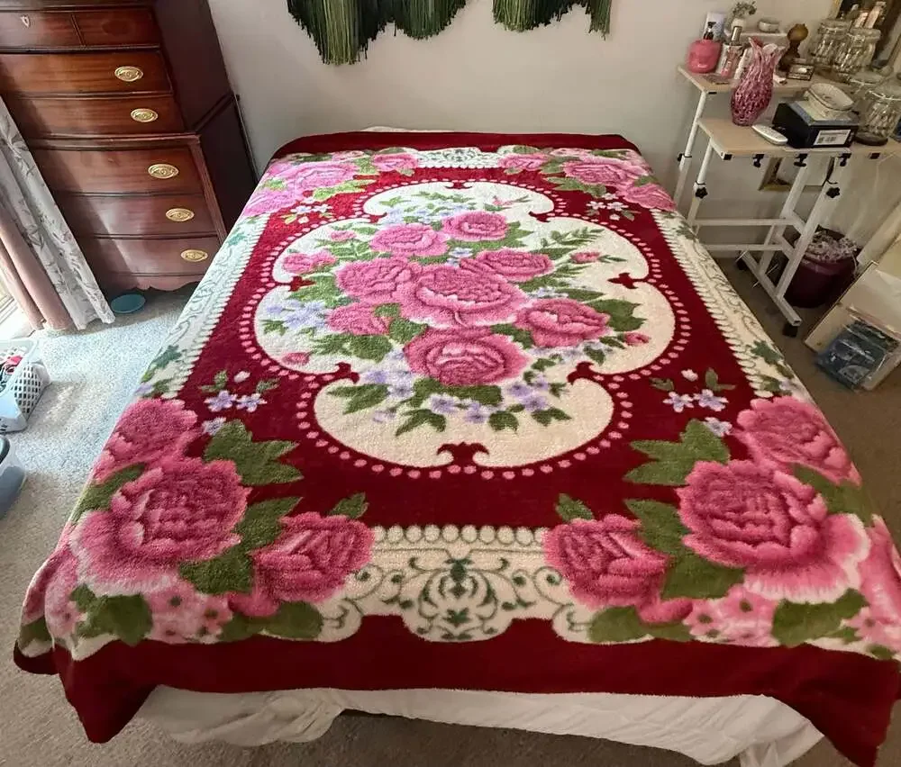 Vintage Korean-Style Heavyweight 2-Ply Raschel Floral Rose Print Plush Blanket